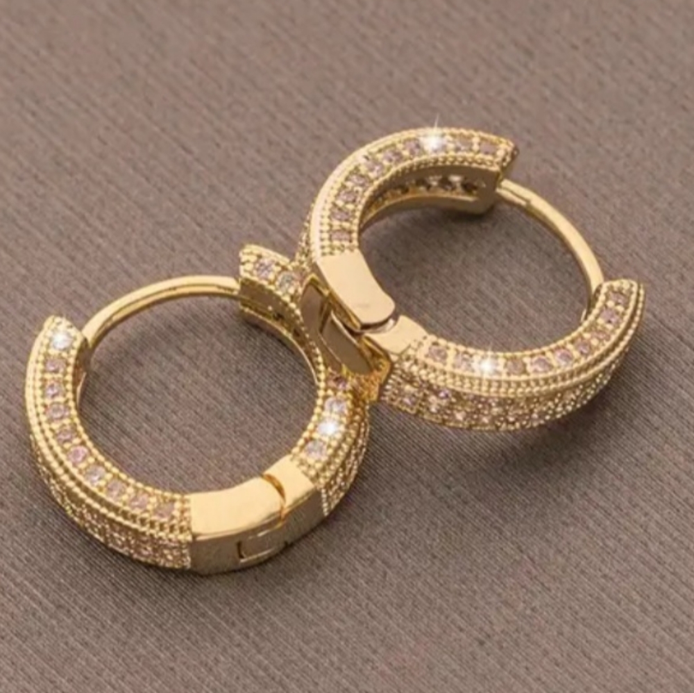 Gorgeous 14k gold-plated. Simulated stones NWT Fast Ship.